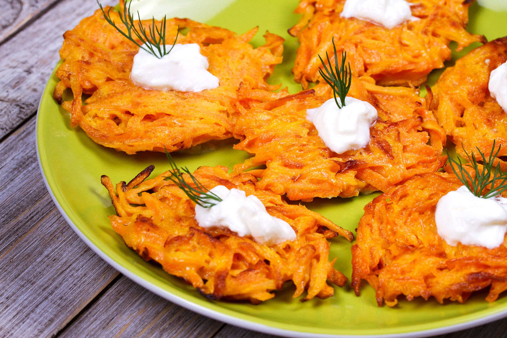 Kartoffelpuffer mit Karotten | Credit: iStock.com/freeskyline