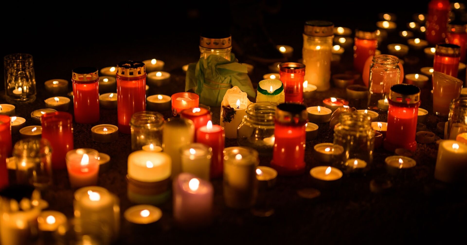 Viele Kerzen für einen Verstorbenen.