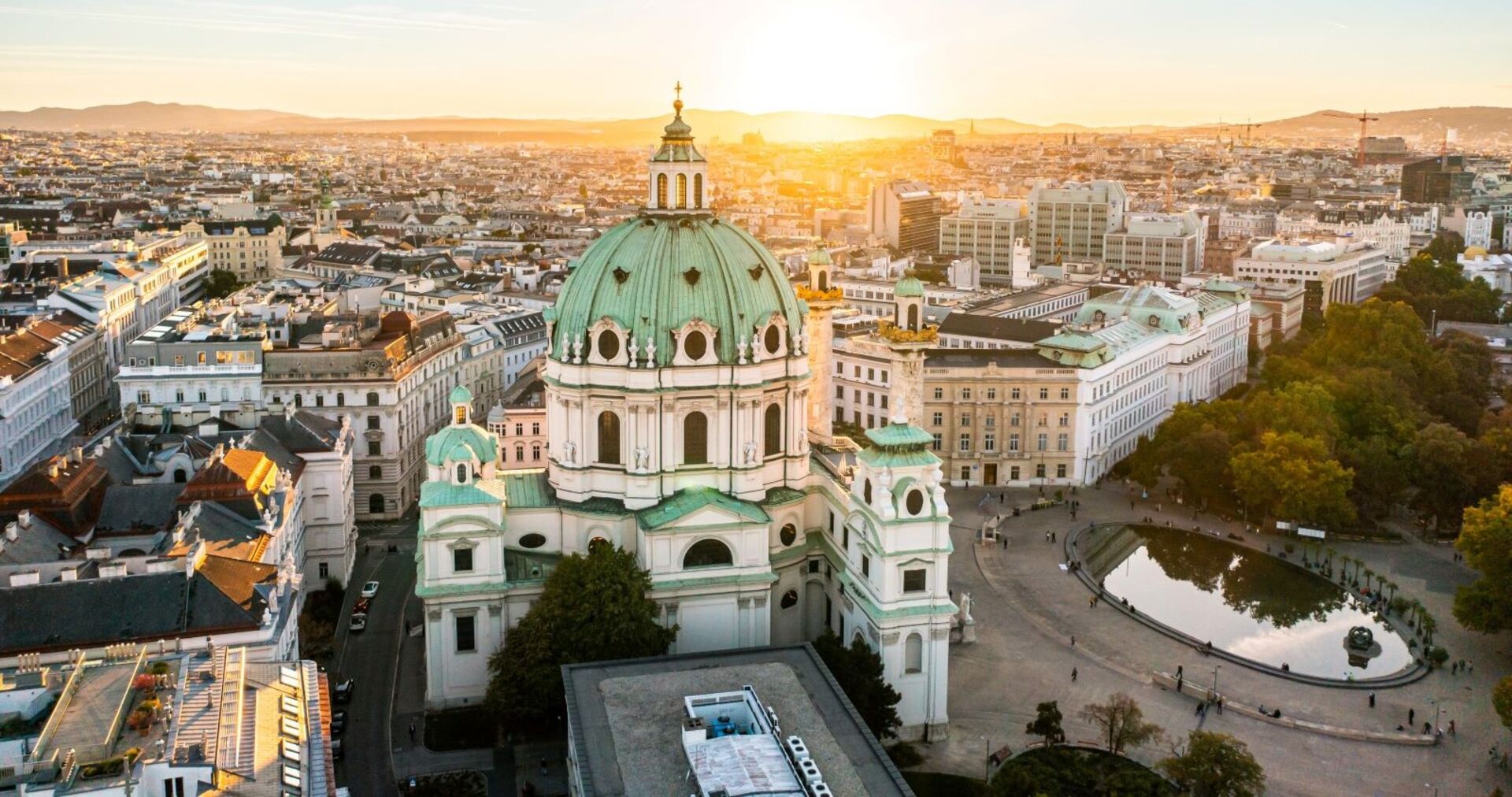 Die Karlskirche in Wien bei Sonnenuntergang.