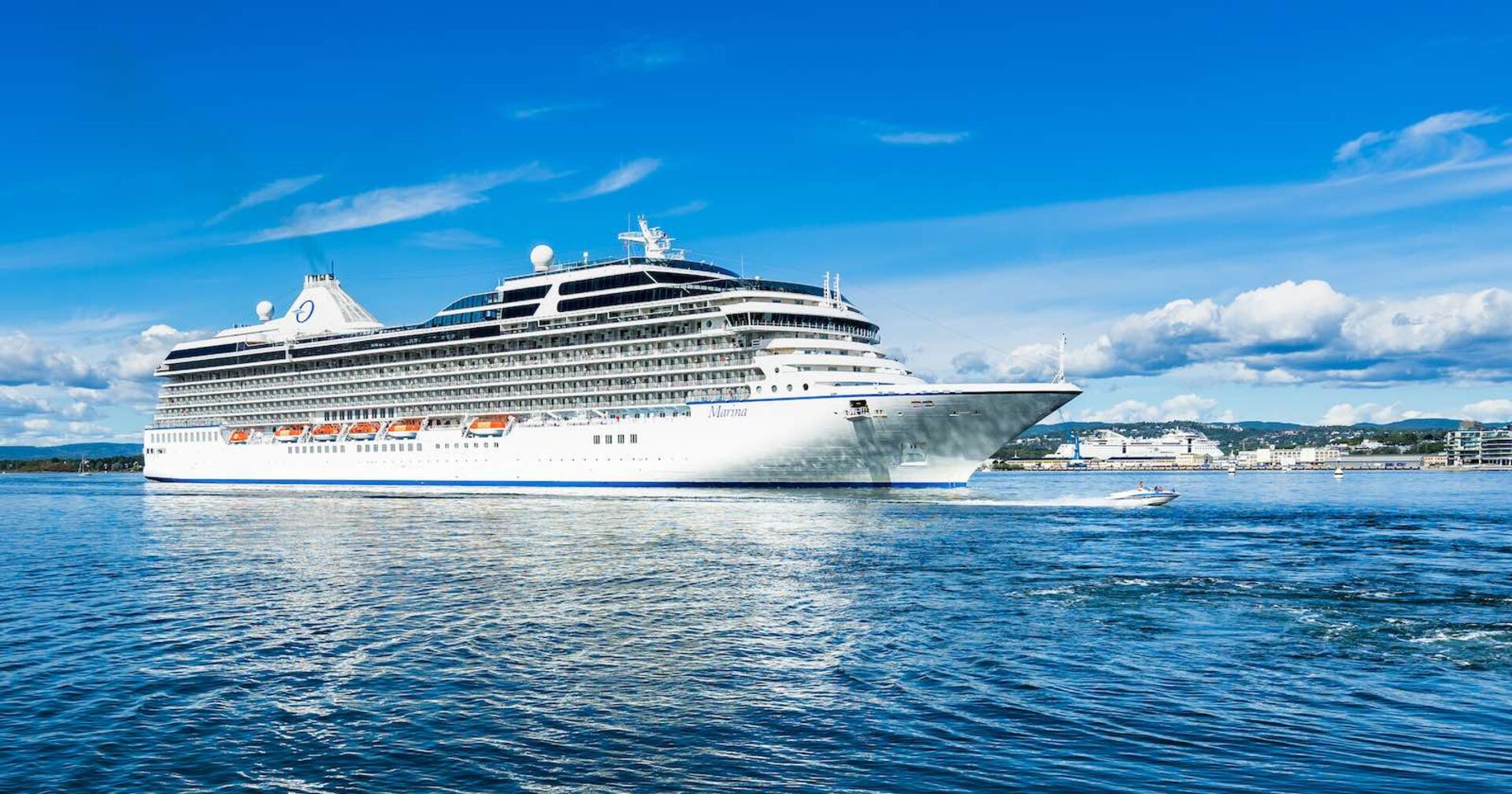 Kreuzfahrtschiff auf hoher See.