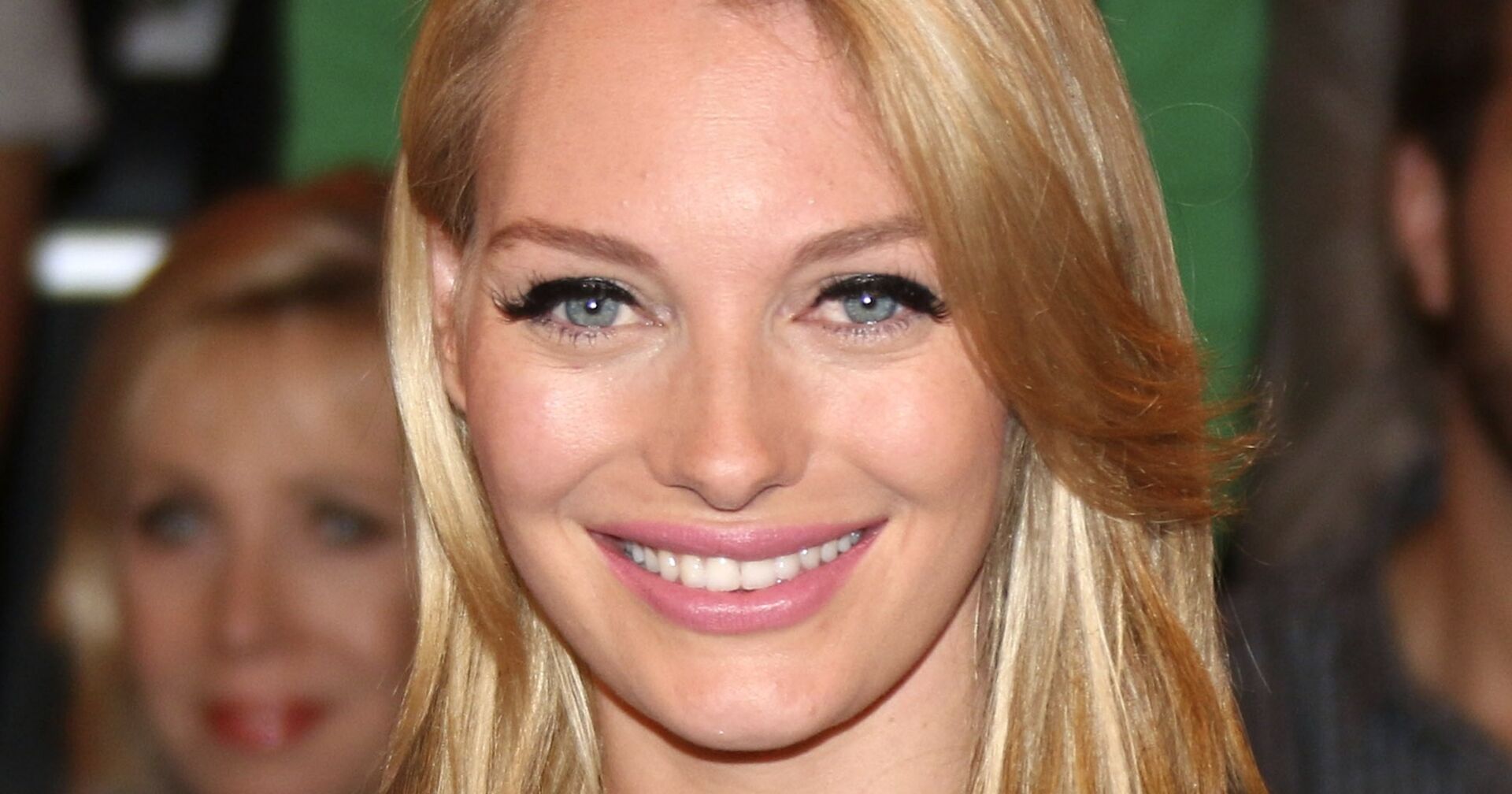 Laura Weyel mit offenen blonden Haaren.