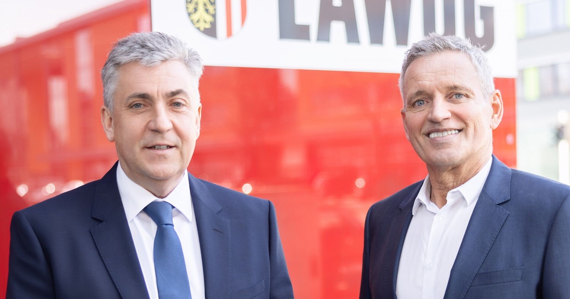 Von links nach rechts: LAWOG-Vorstandsdirektor Christoph Khinast trägt blaues Sakko und blaue Krawatte, LAWOG-Vorstandsdirektor Frank Schneider ebenfalls blaues Sakko, aber keine Krawatte. Beide Herren lachen zufrieden.