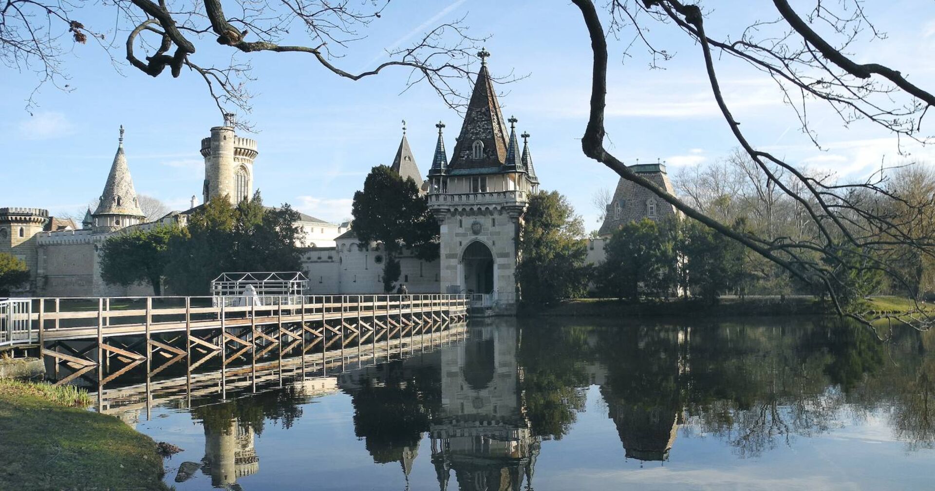 Außenaufnahme von Schloss Laxenburg bei Wien mit Blick über die Brücke und das Wasser