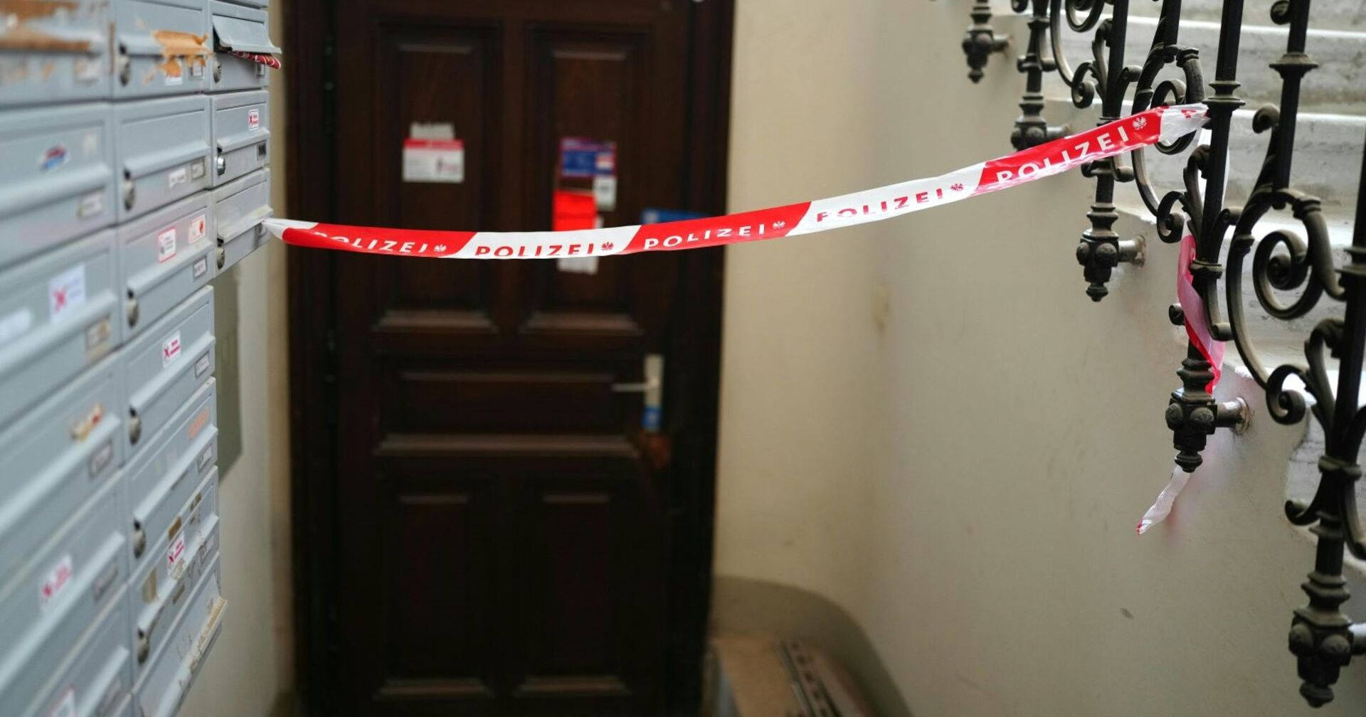 Polizeisperre vor der Tür zum Keller, in dem die Leiche gefunden wurde.