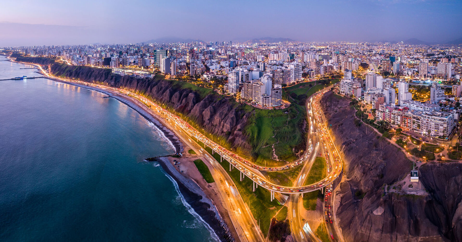 Lima von oben bei Dämmerung | Credit: iStock.com/Christian Vinces