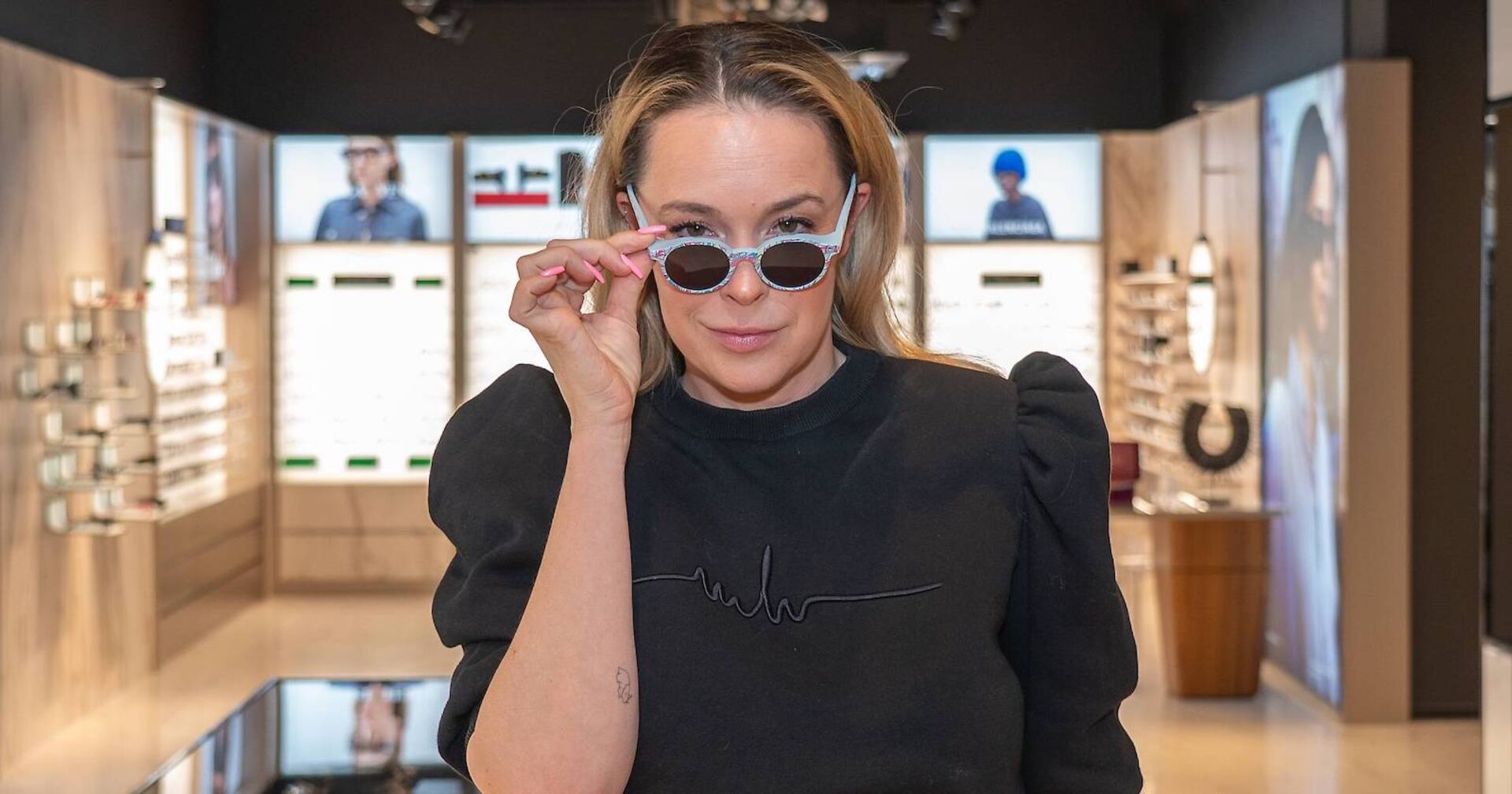 Marina Hoermanseder mit einem schwarzen Outfit und einer Sonnenbrille.