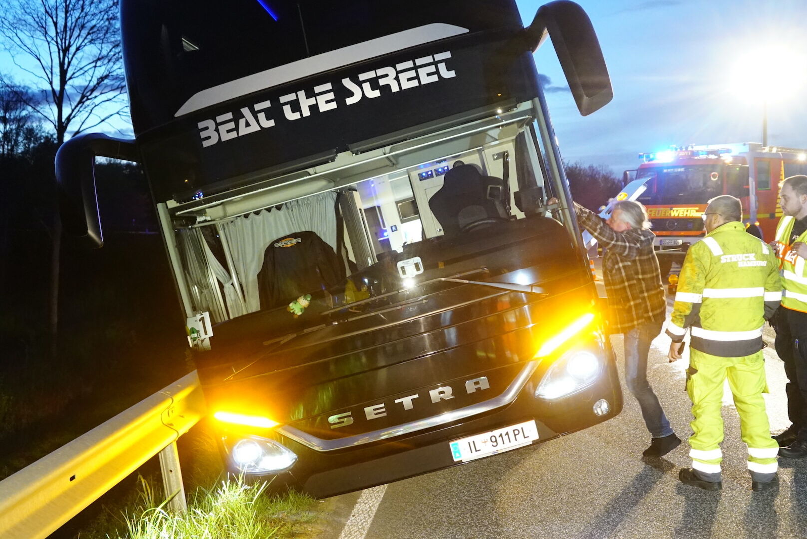 Ein Bus hat einen Unfall gehabt.