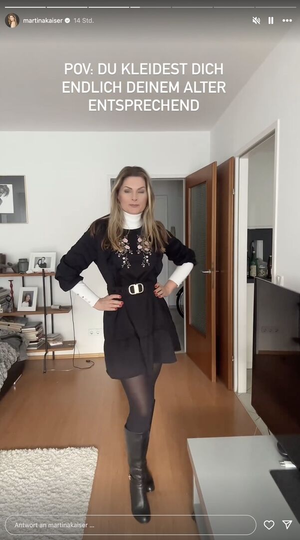 Martina Kaiser auf Instagram in einem schwarzen Kleid.