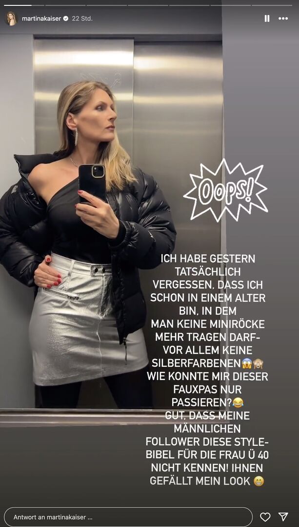 ein Screenshot von Martina Kaiser in einem Lift mit silbernen Rock.