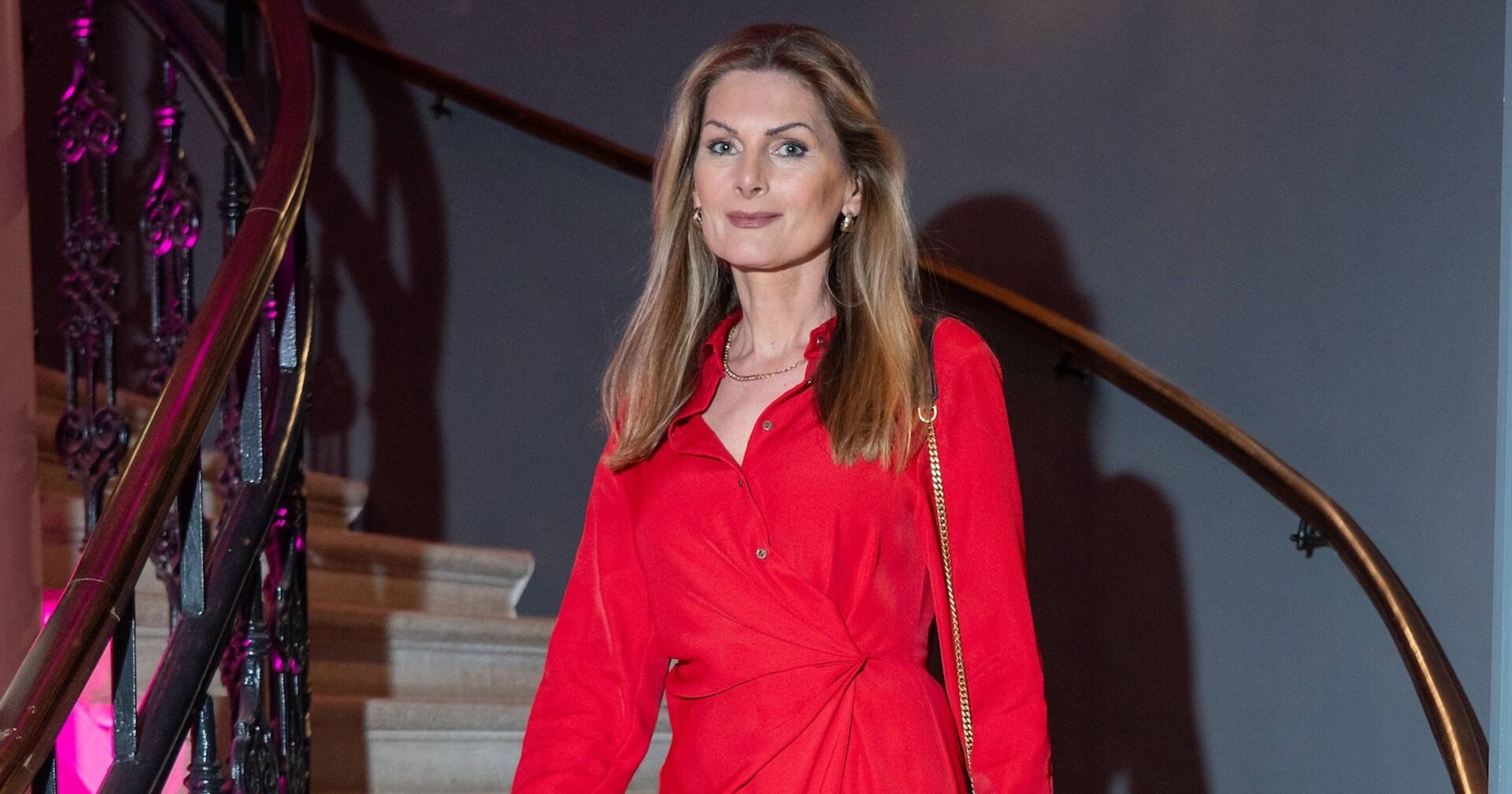 Martina Kaiser in einem roten Kleid mit langen blonden Haaren.