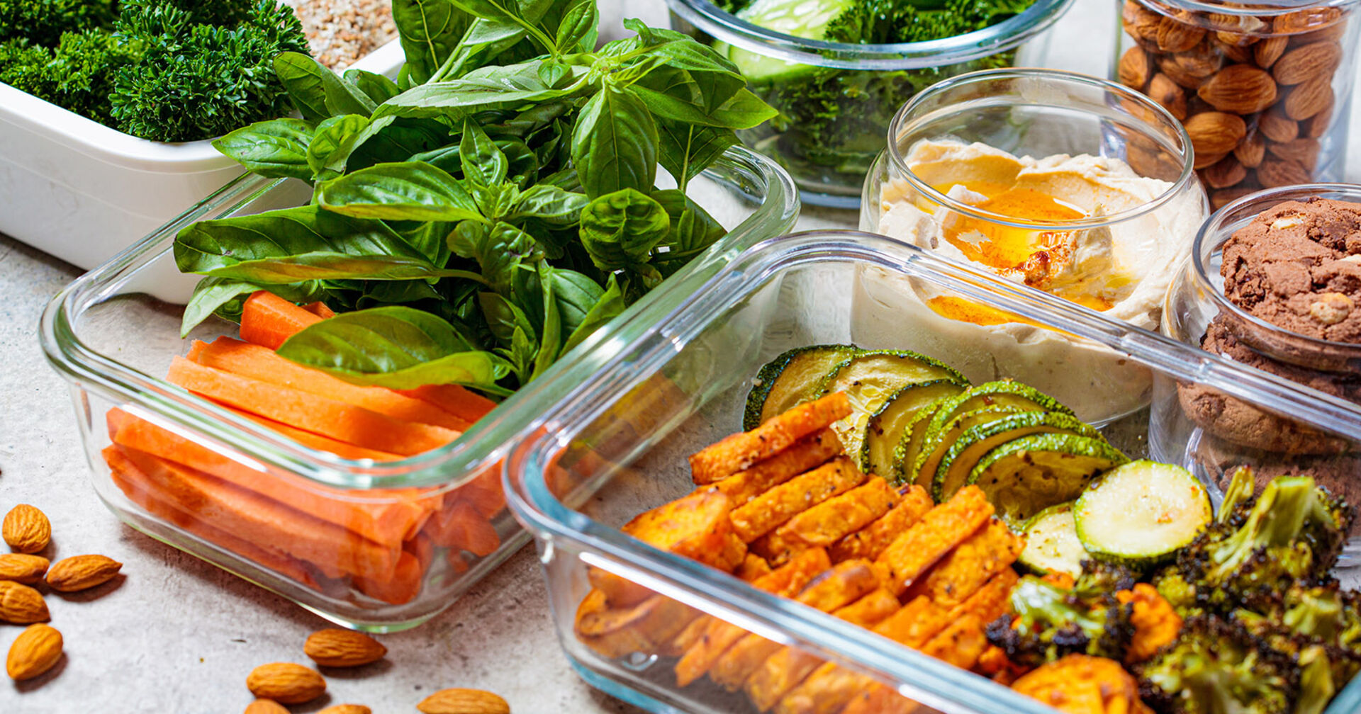 Meal Prep auf einem Tisch | Credit: iStock.com/vaaseenaa
