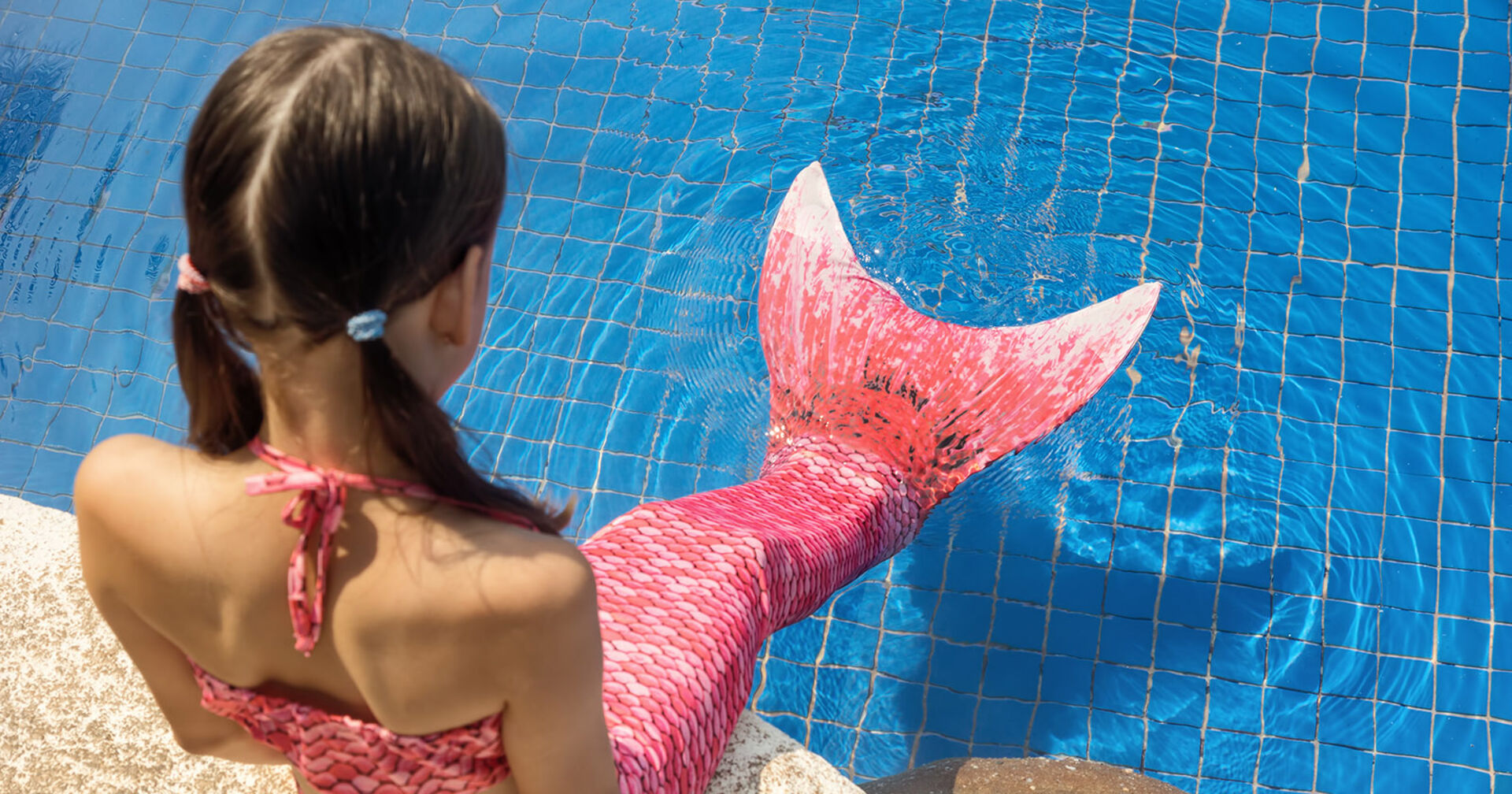 Kleines Mädchen beim Mermaiding | Credit: iStock.com/sc0rpi0nce