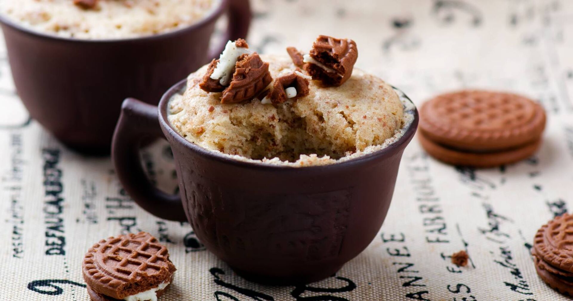 Tasse mit gefülltem Nusskuchen aus der Mikrowelle