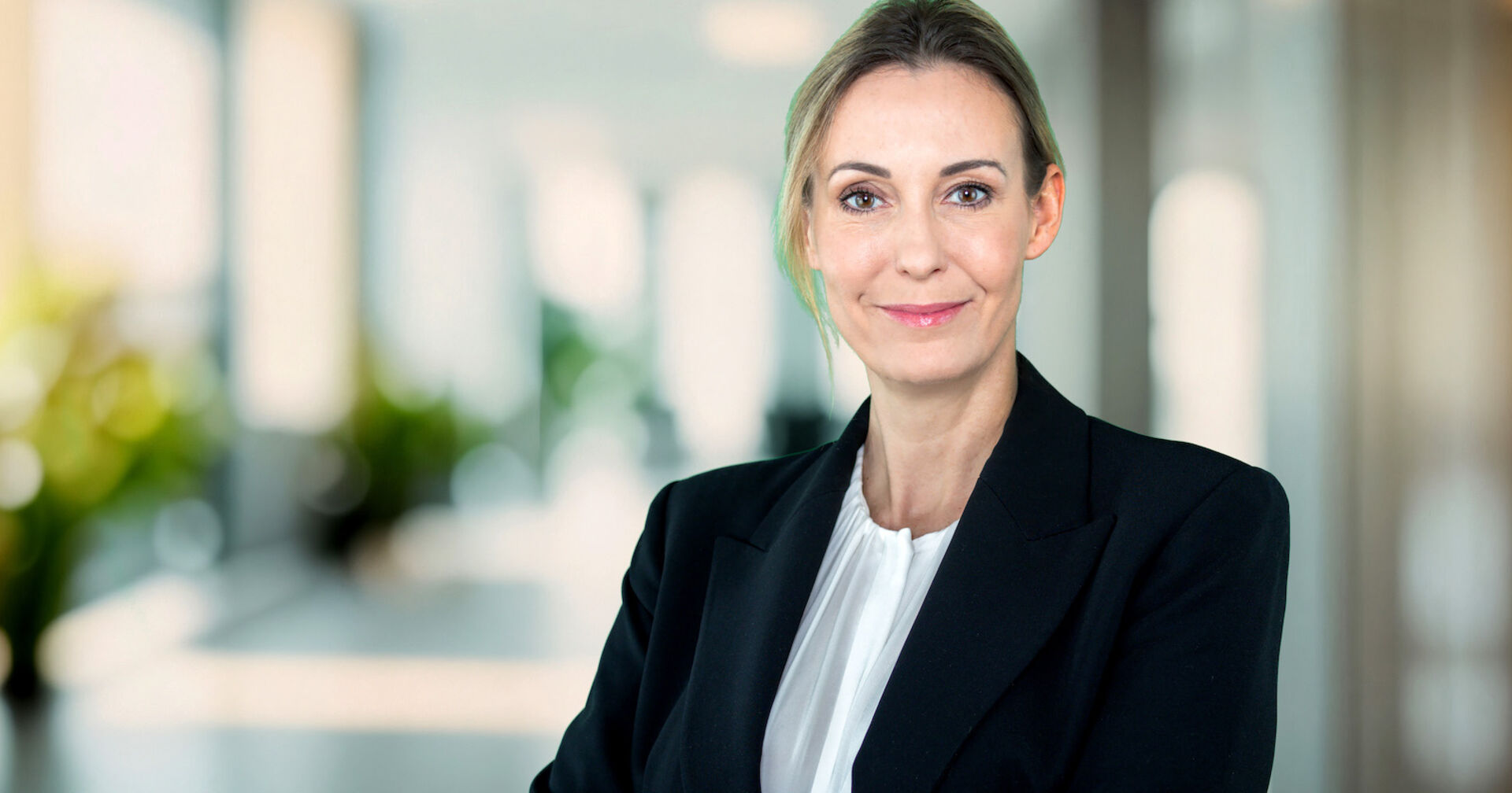 Monika Tögel in einem modernen Büro