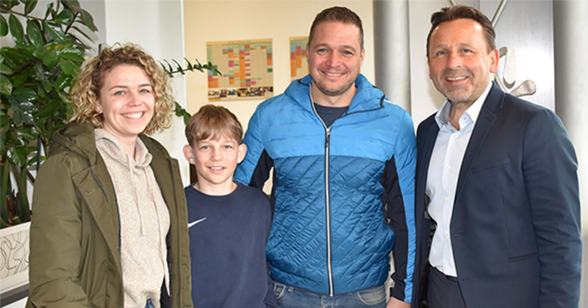 Larissa, Lias und Aaron Nigsch aus St. Gerold mit Markus Maier (GF Montfort Garage Götzis)