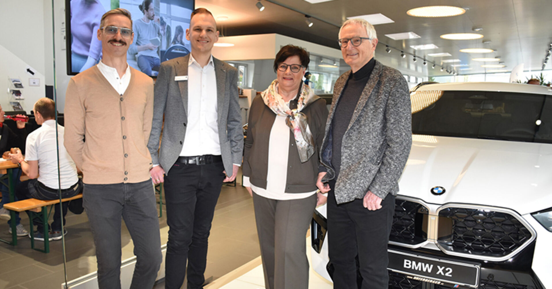 BMW Unterberger Nenzing Betriebsleiter Christoph Nigsch und BMW-Verkaufsberater Dario Petrovic mit BMW X1- Fahrer Maria &amp; Hartwig Eugster aus Thüringen (v. li.)