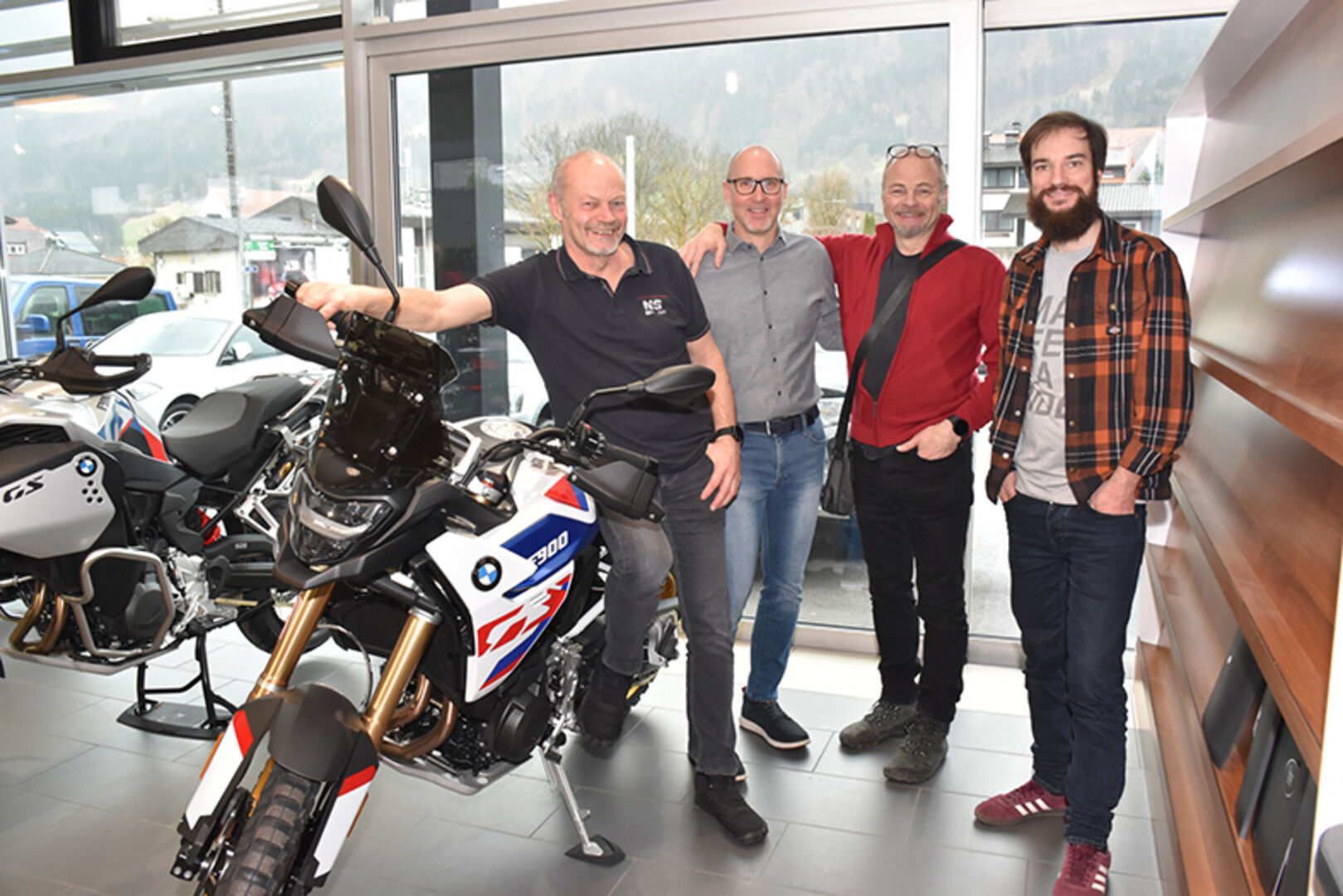 BMW 2-Rad-Fans Oskar Raich, Uwe Rohner, Manfred Raich mit BMW-Motorradverkäufer Lukas Miller