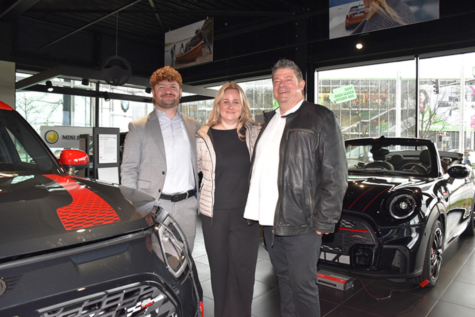 Manuel Melcher mit begeisterten Mini-Fans aus Liechtenstein: Heike (Mini Countryman) und Enrico Düsel (ArchitekturAtelier – Mini Cabrio)