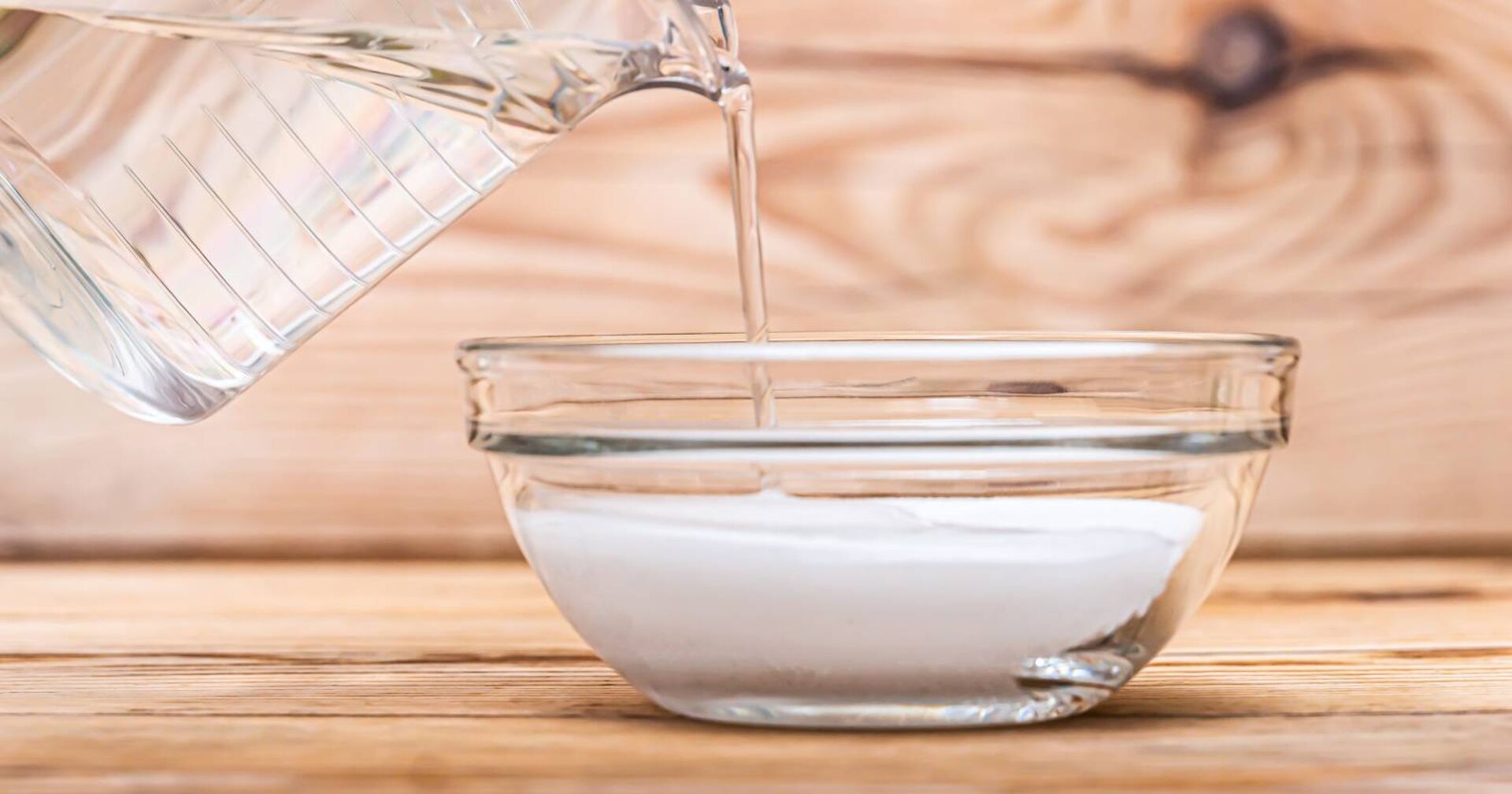 Glasschüssel mit Natronpulver, welche mit Wasser aufgefüllt wird