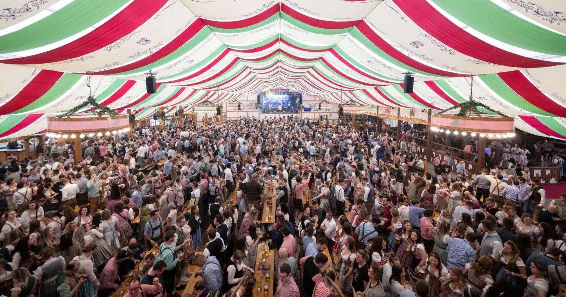 Ein gut gefülltes Bierzielt beim Stuttgarter Frühlingsfest.