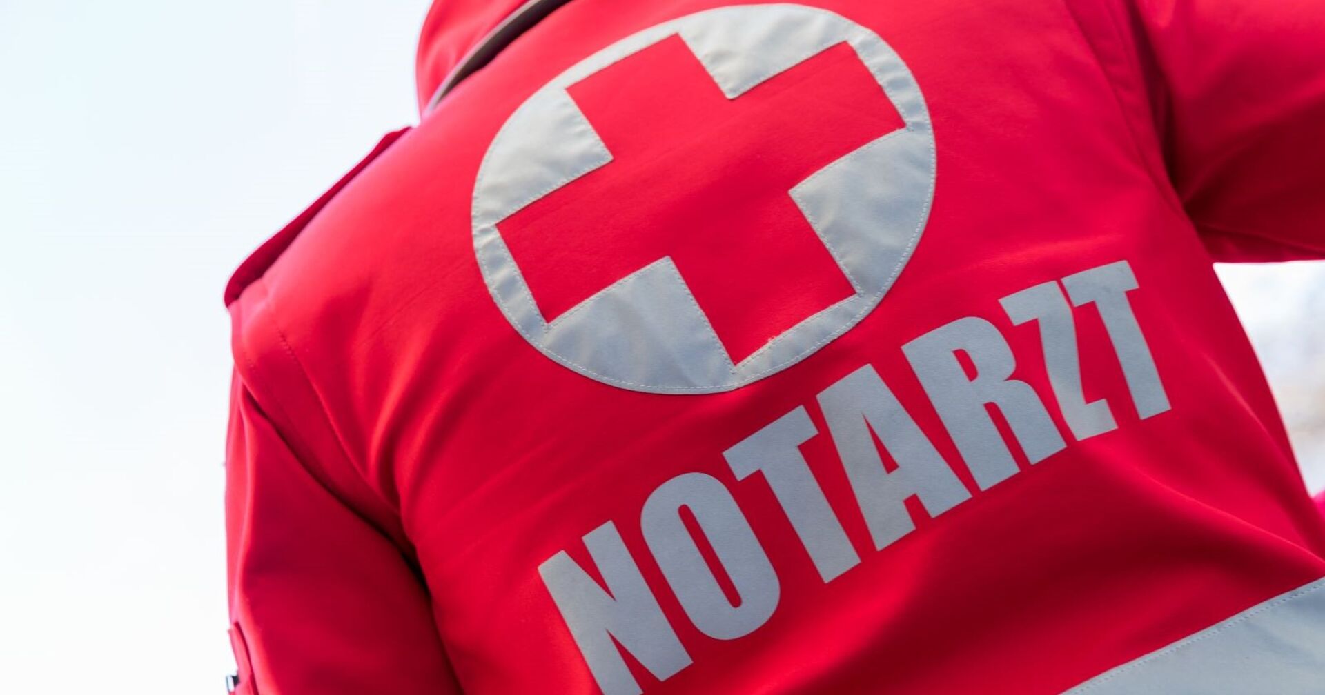 Rote Notarztjacke