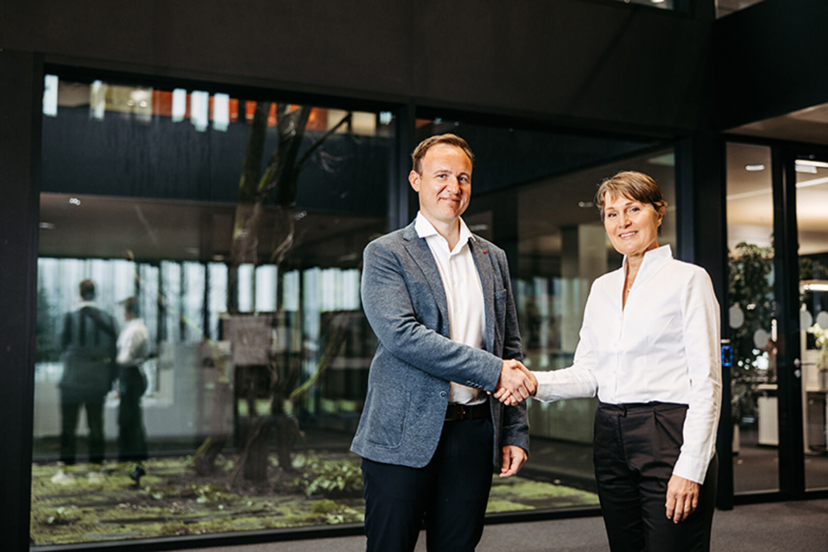 Stefan Oberhauser, Niederlassungsleiter Land &amp; Logistik Vorarlberg bei Gebrüder Weiss und Bürgermeisterin Angelika Moosbrugger
