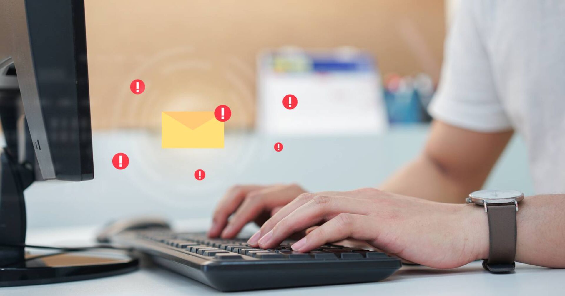 Ein Symbolbild für einen Phishing-Versuch. Illustriertes Briefsymbol über der Tastatur einer Person, die gerade etwas am PC bearbeitet.