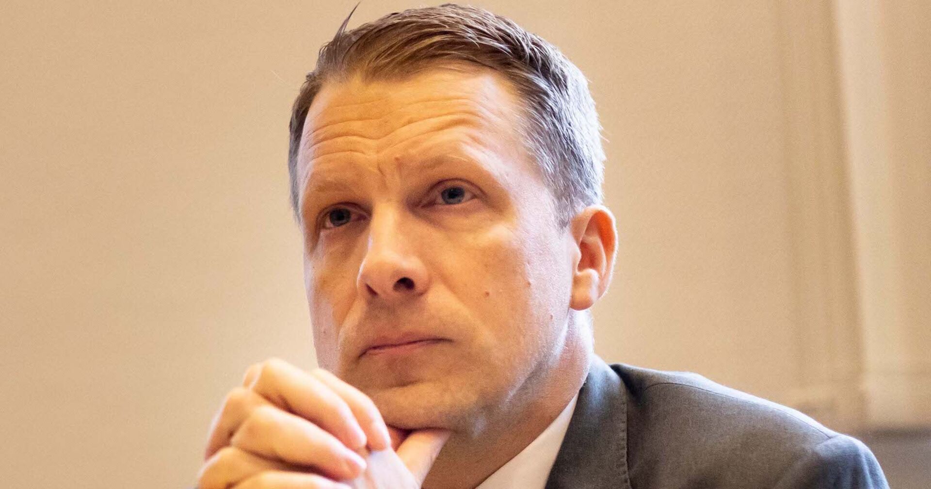 Oliver Pocher mit einem Anzug. Er schaut sehr ernst.