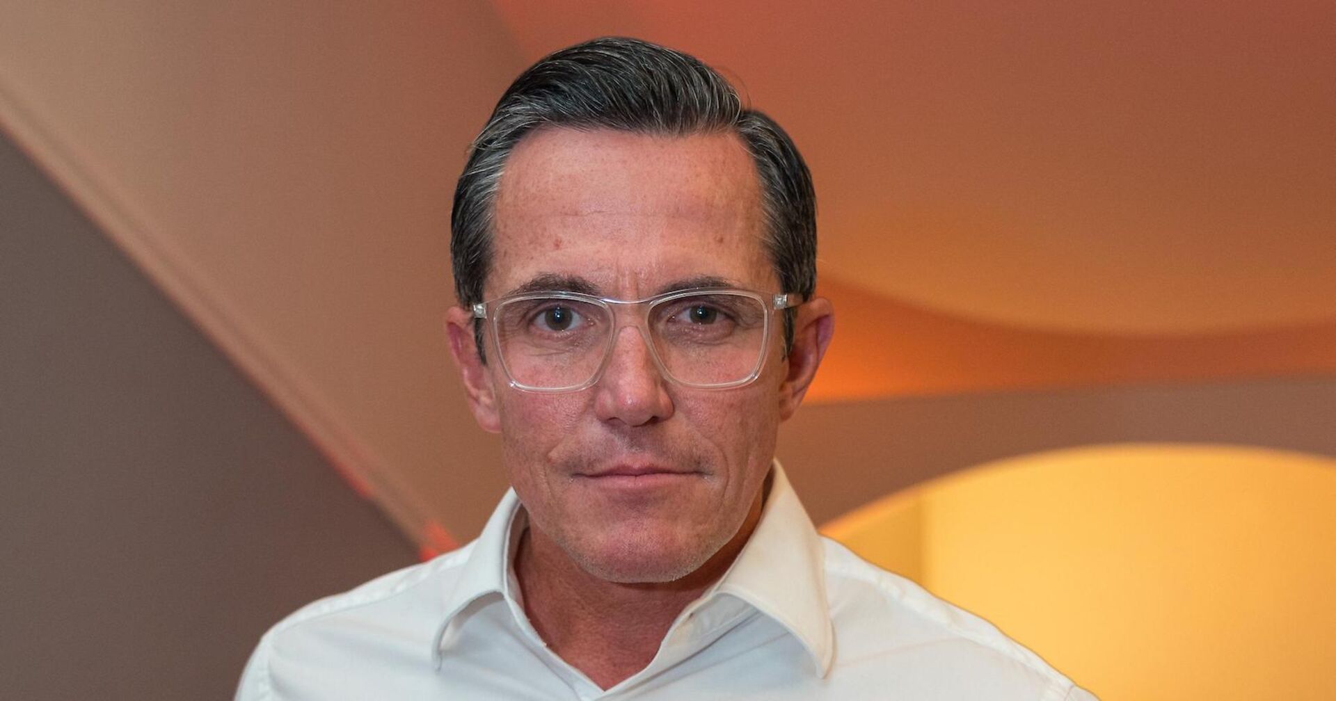 Philipp Jelinek im Porträt, er trägt Brille