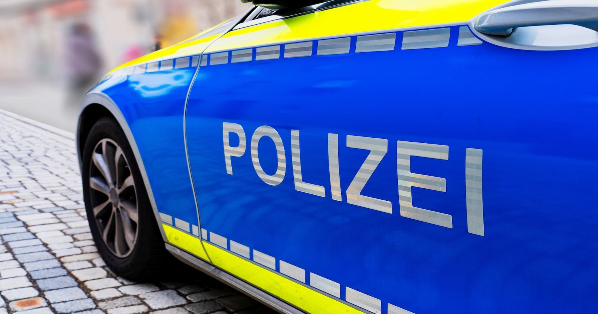 Seitenansicht eines Polizeiautos aus Deutschland.