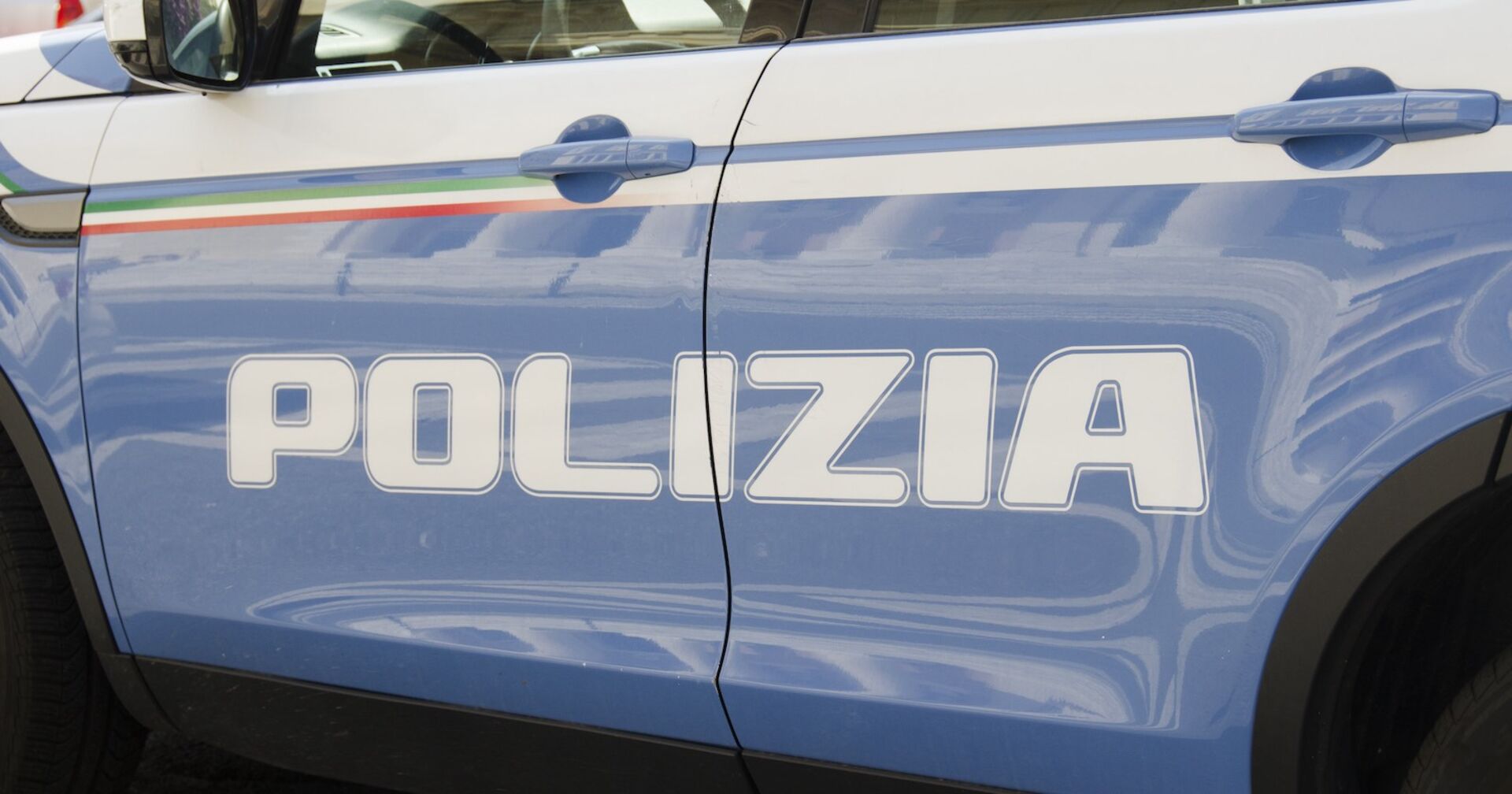 Seitenansicht eines italienischen Polizeiautos.