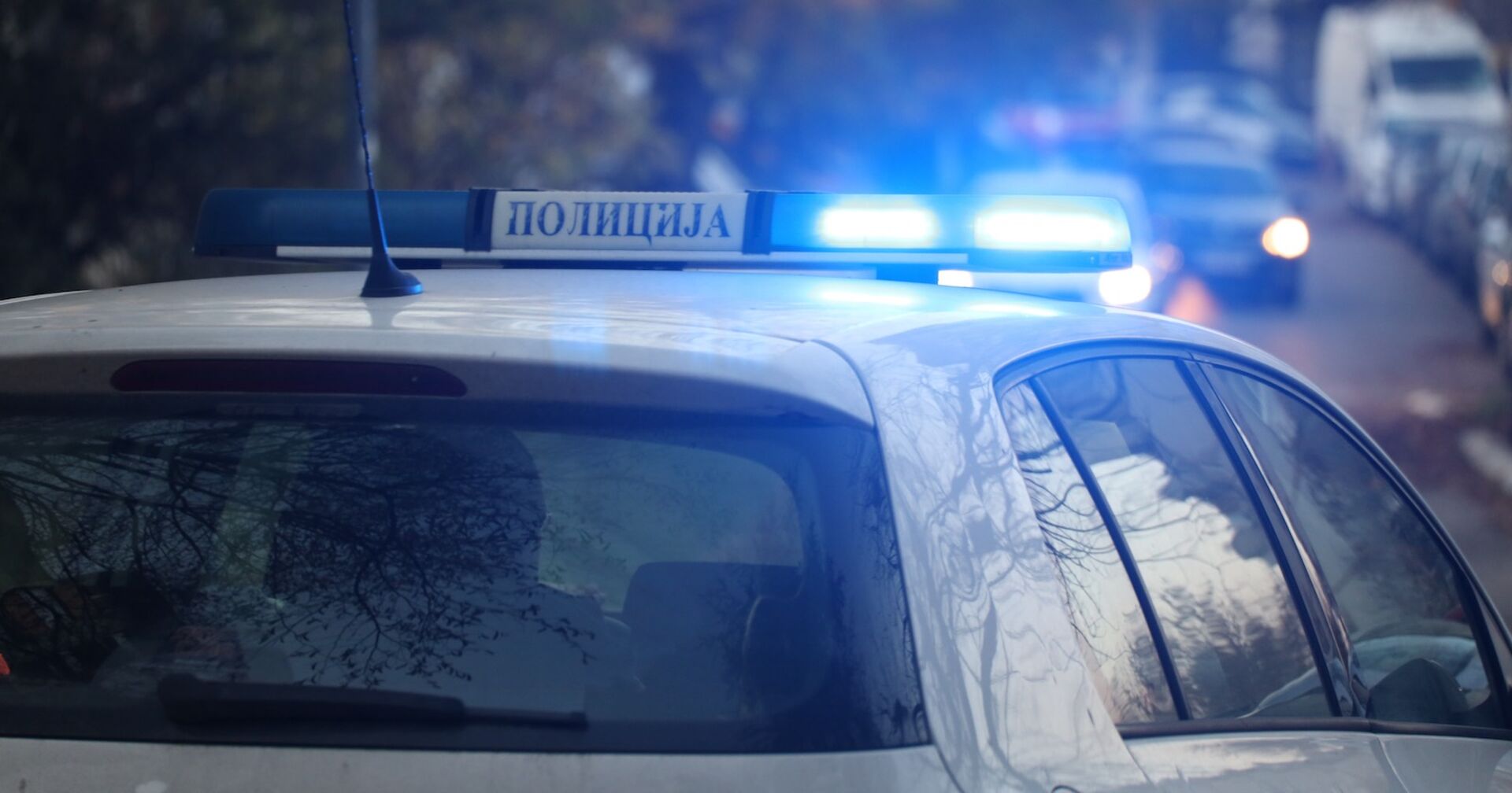 Ein serbisches Polizeiauto mit Blaulicht.