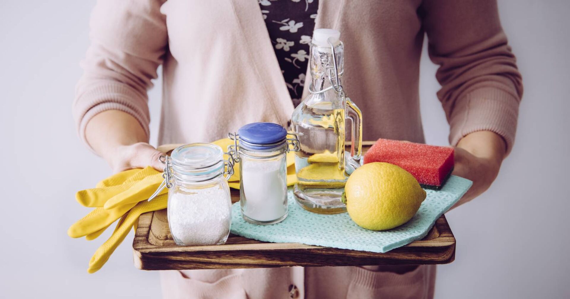 Ausschnitt eines Tabletts mit Behältern für Natron, Backpulver, Essig und einer frischen Zitrone