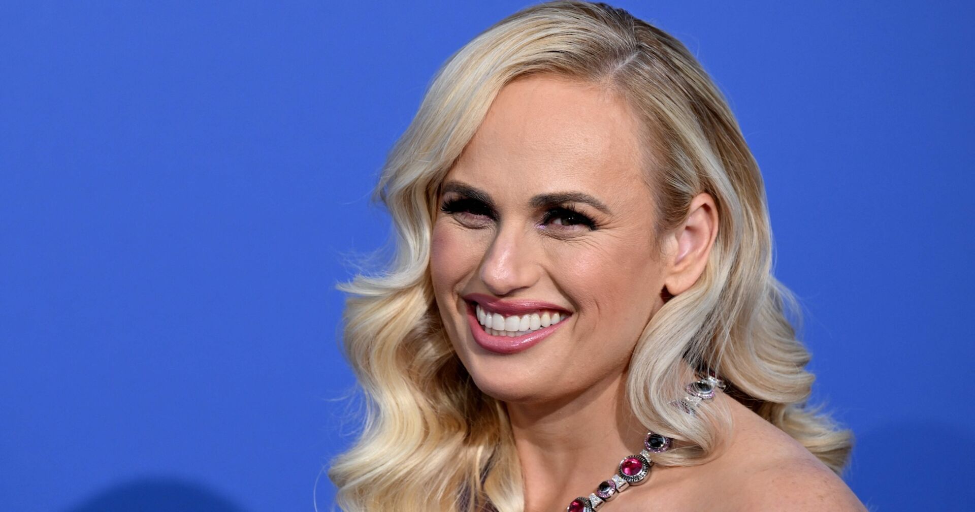 Rebel Wilson mit gewellten blonden Haaren.