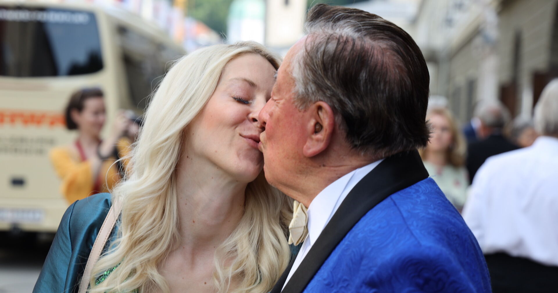 Richard Lugner und sein Bienchen küssen sich.