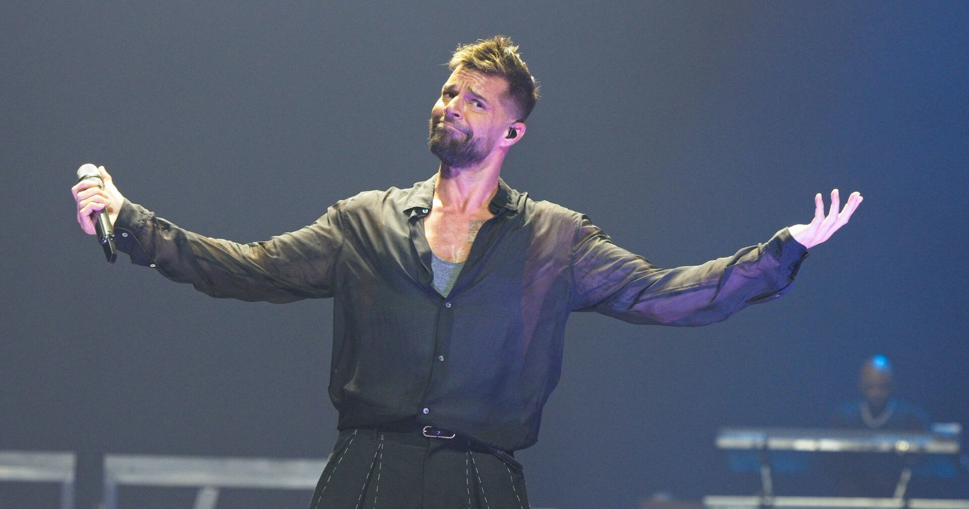 Ricky Martin auf der Bühne mit einem schwarzen Hemd.