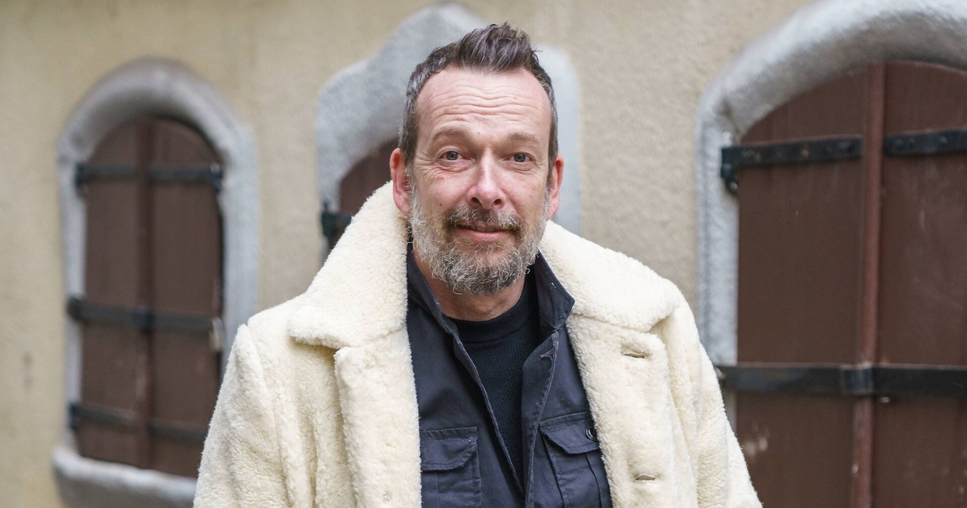 Robert Kratky mit einem weißen Mantel.