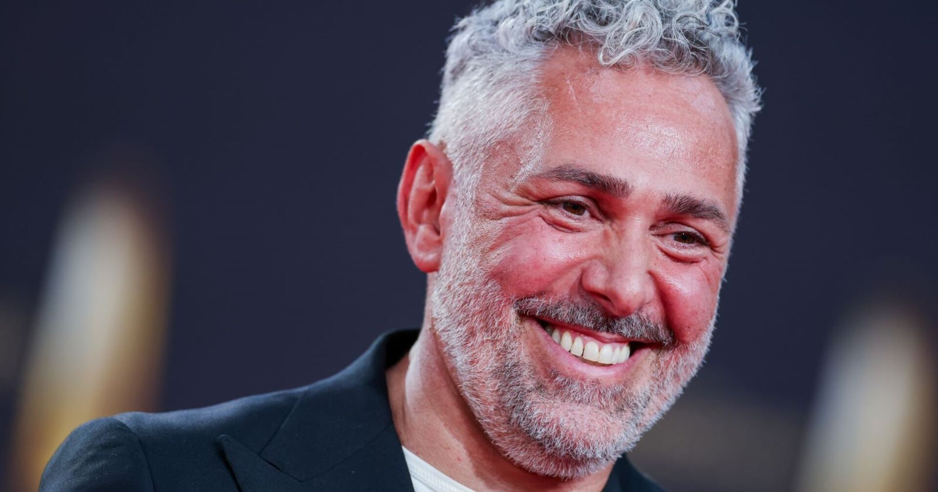 Roland Trettl grinst in die Kamera.