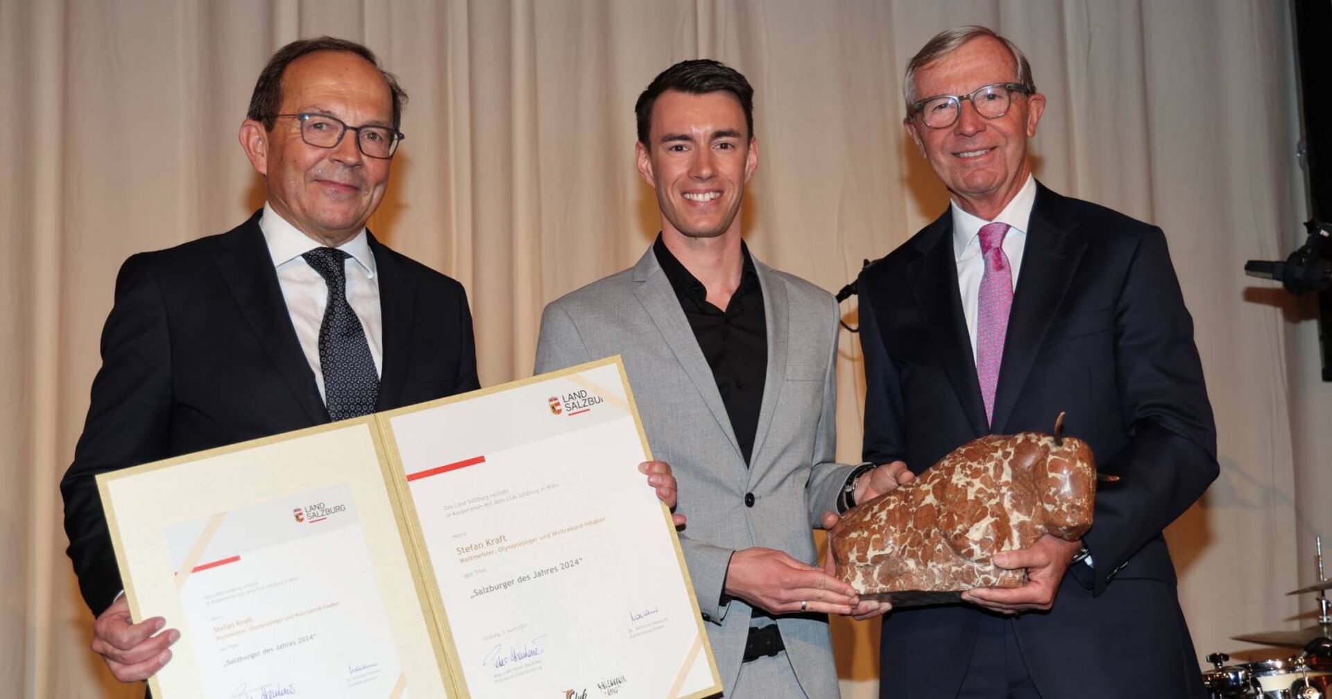 Skisprung-Aushängeschild Stefan Kraft zusammen mit dem Salzburger Landeshauptmann Wilfried Haslauer und Club Salzburg-Präsident und Nationalratsabgeordeten Peter Haubner