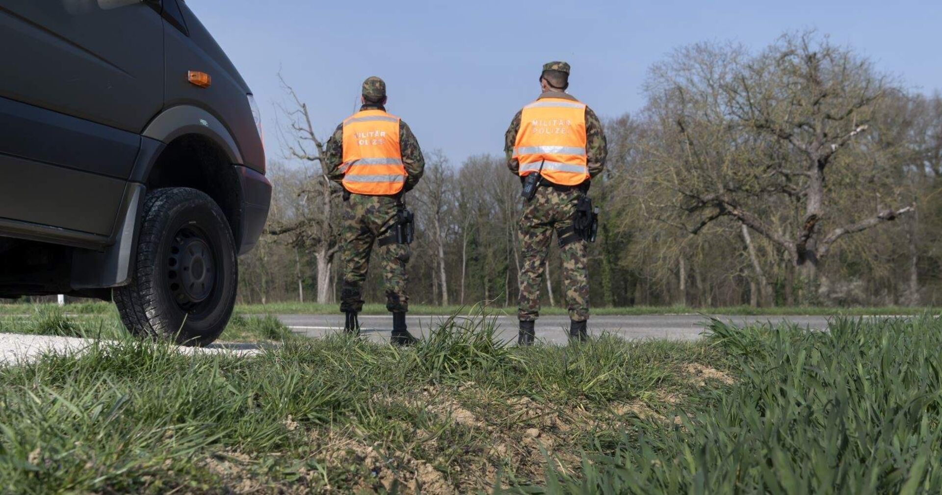 Zwei Einsatzkräfte der Schweizer Militärpolizei.