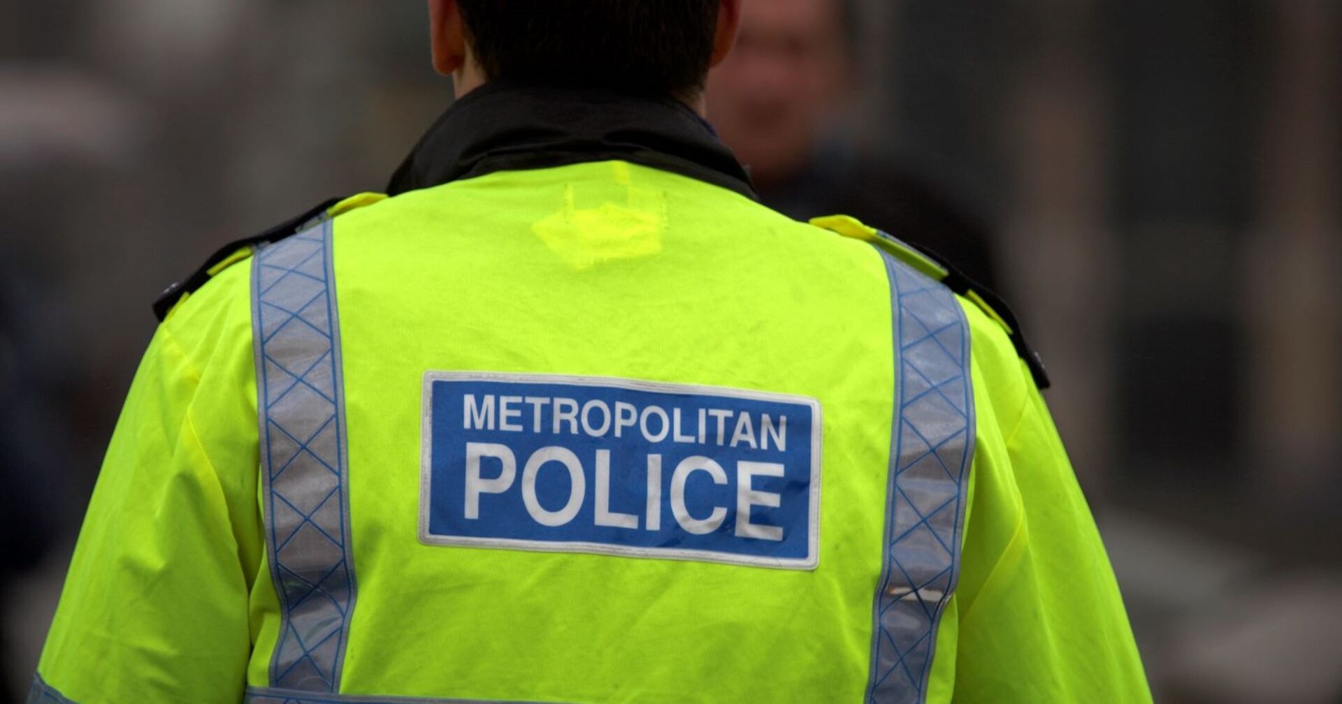 Ein Londoner Polizist von hinten.