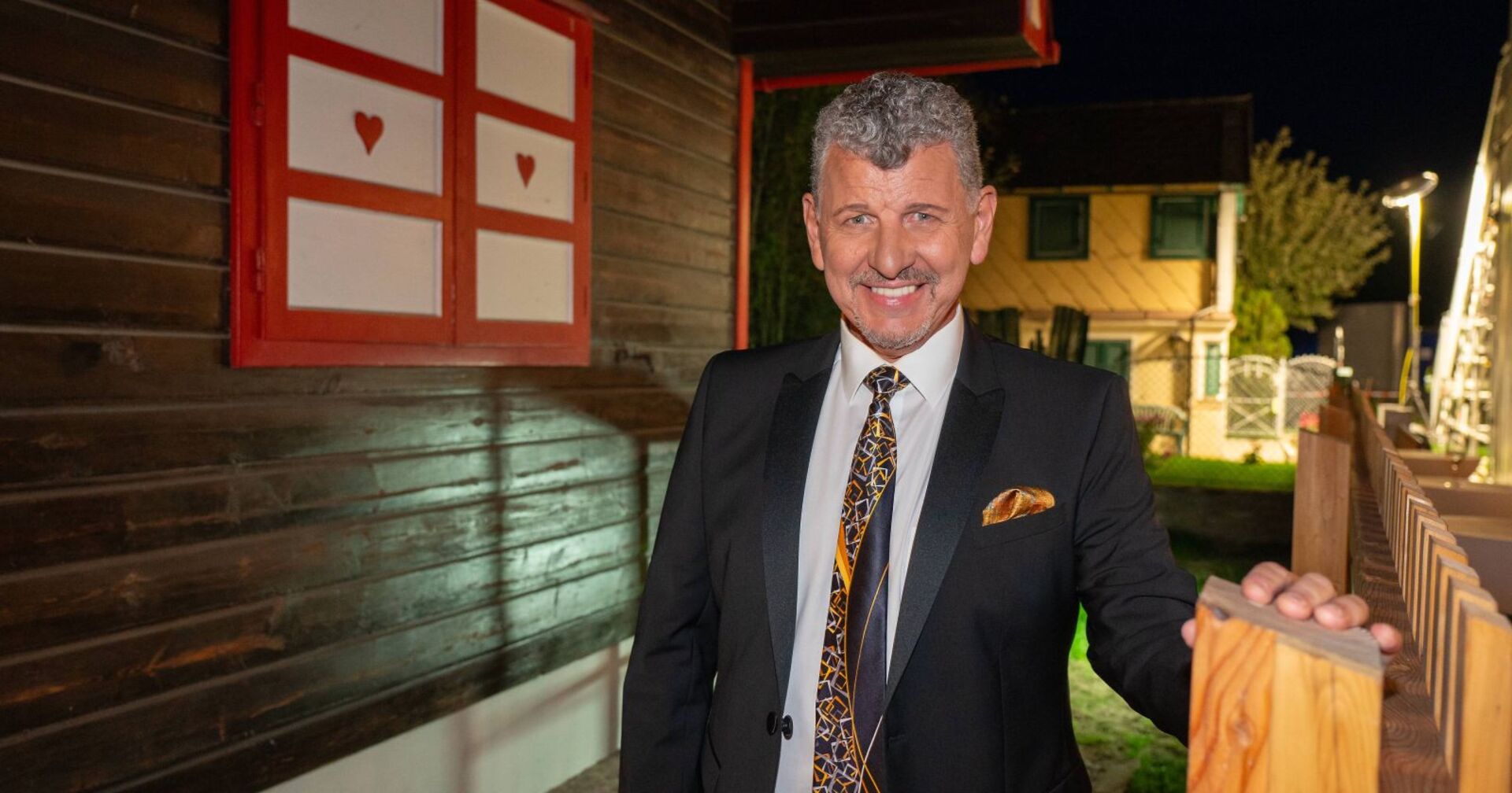 Semino Rossi im Anzug bei einem Event.