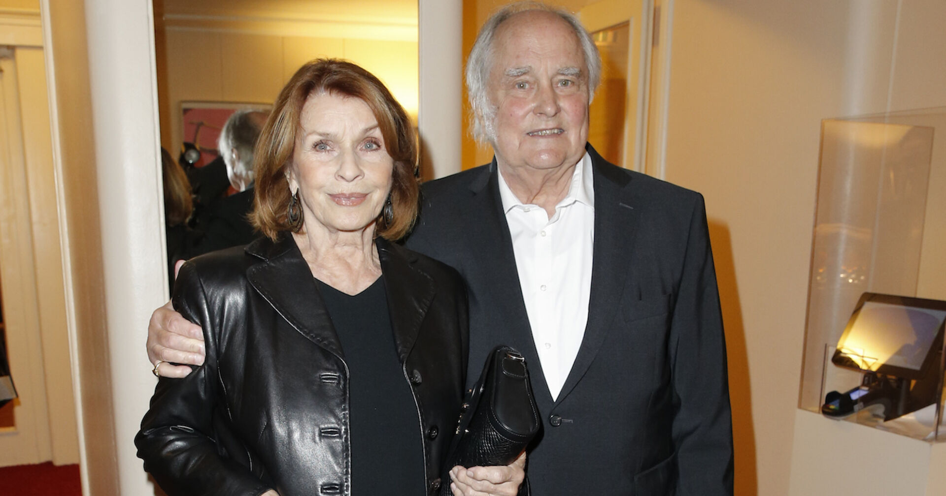 Senta Berger und Michael Verhoeven in schwarzen Outfits bei einem Event.