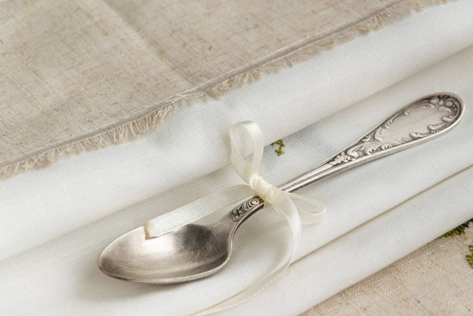 Silberlöffel mit Schleife