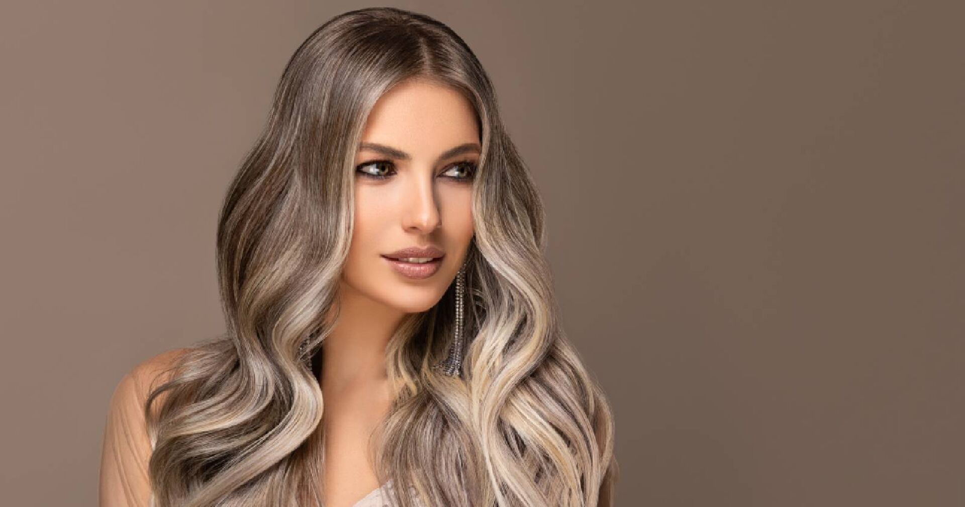 Frau mit hübschen, langen silberfarbenen Haaren