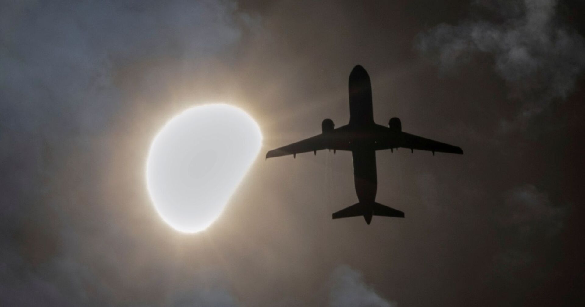 Ein Flugzeug vor der Sonnenfinsternis.