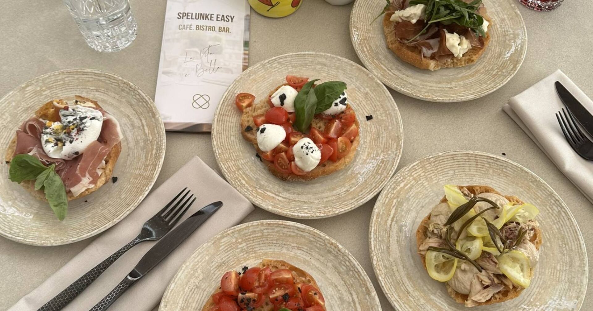 Auswahl von verschiedenen italienischen Mittagsgerichten