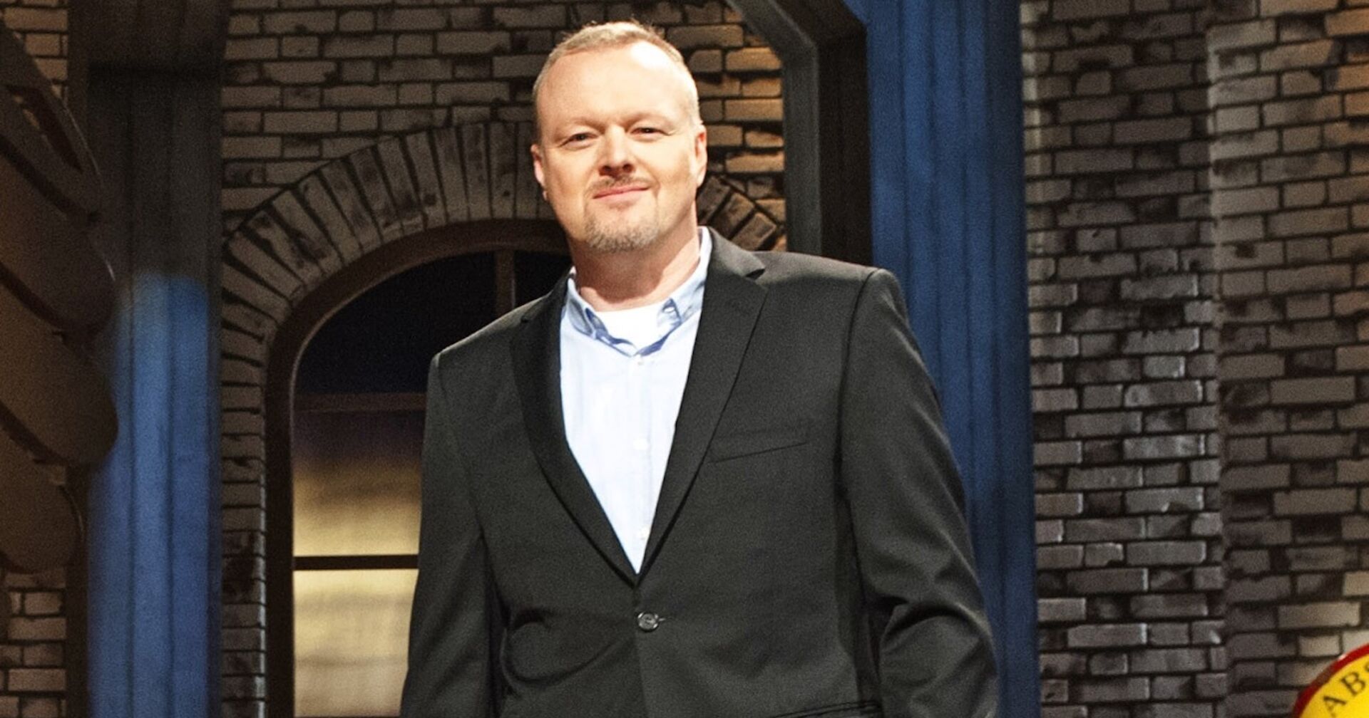 Stefan Raab in einem schwarzen Sakko und einem weißen Hemd.