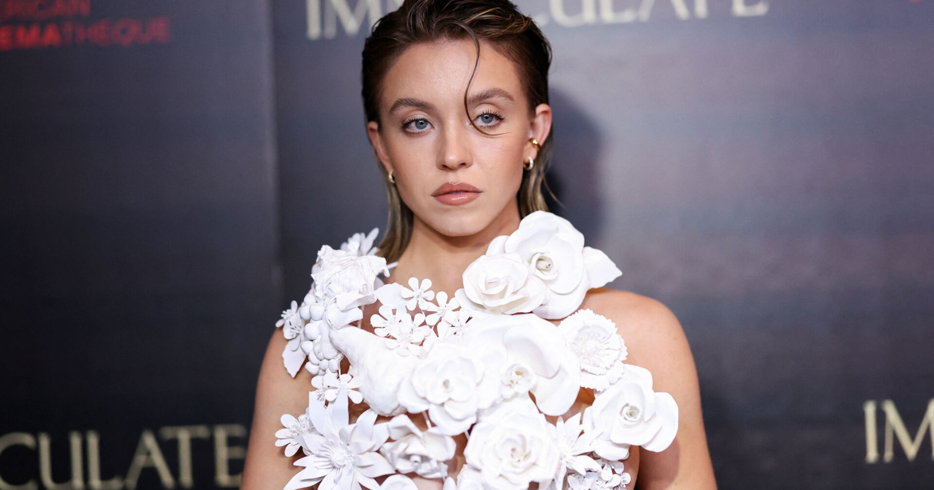 Sydney Sweeney in einem weißen Kleid in Blütenform