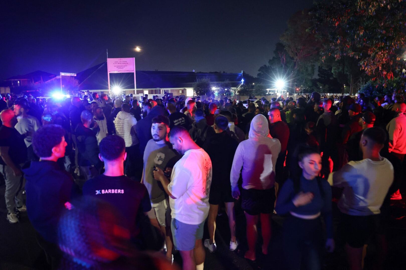 Riesige Menschenmenge vor der Kirche in Sydney.